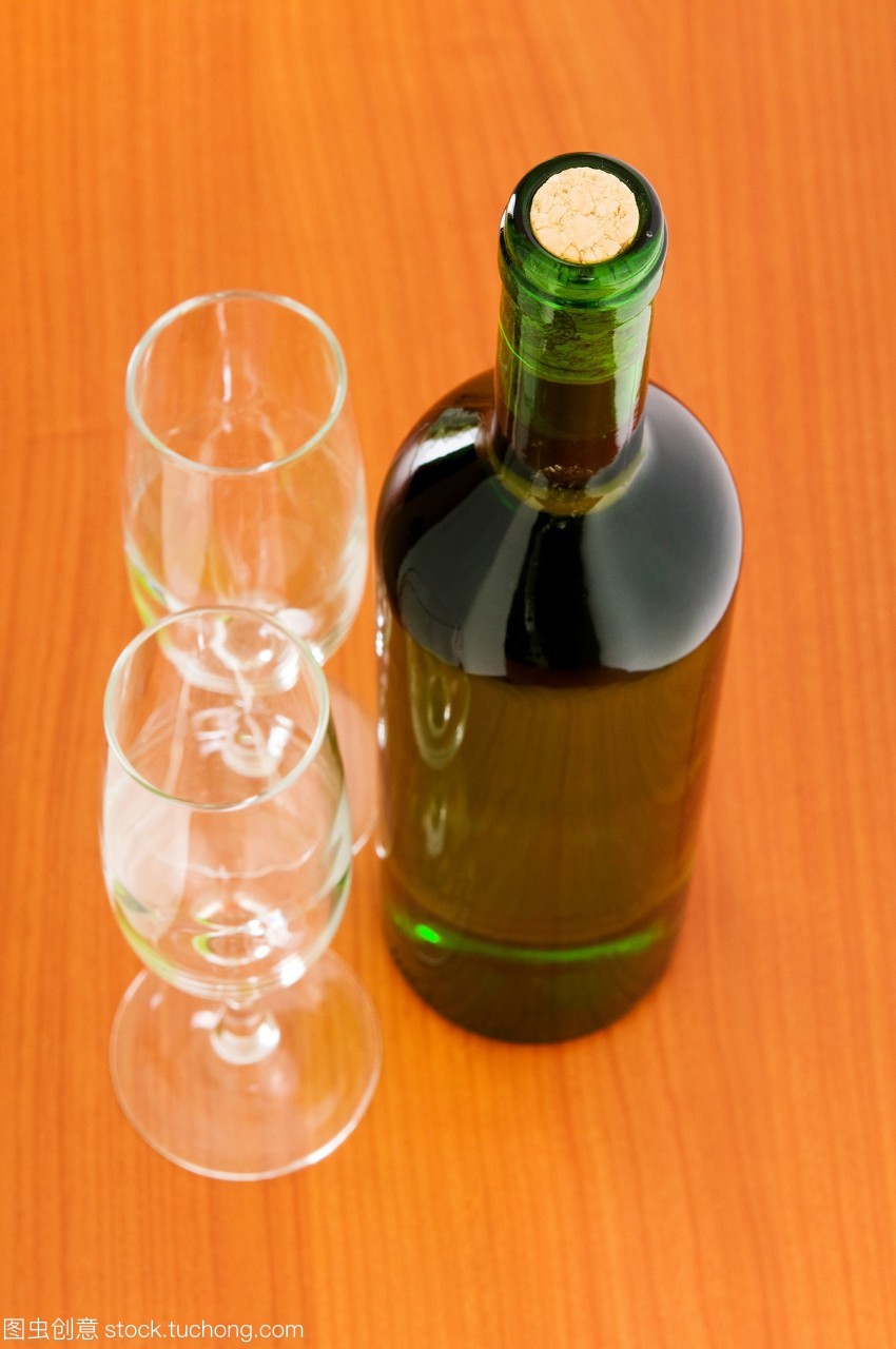 桌上雜陳 一瓶酒、飲料與茶葉零售的日常美學